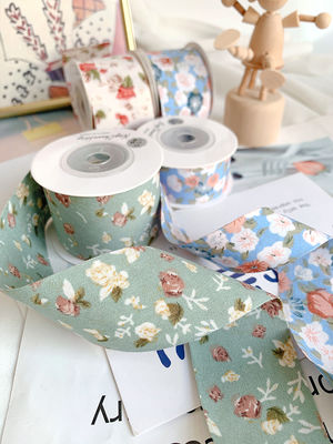Gepersonaliseerd gebogen prentband 40 mm bloemenprentband